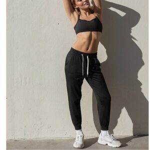 Feat Women’s Black Roam Joggers - Large